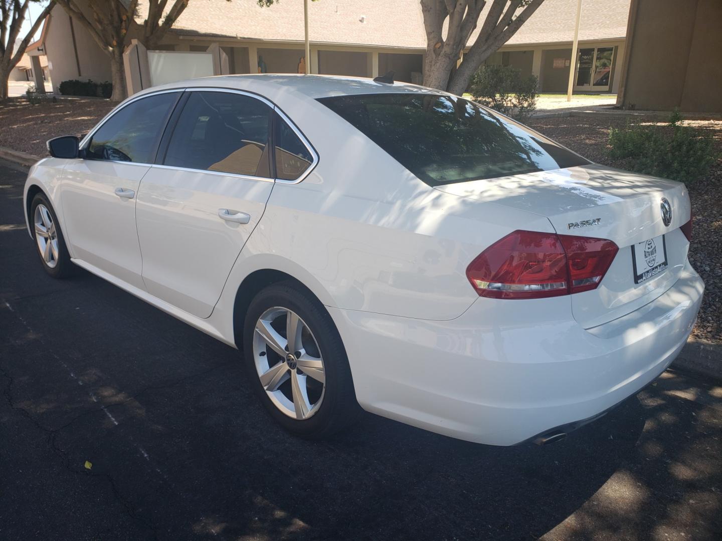 2013 WHITE /gray and black Volkswagen Passat se (1VWBP7A31DC) with an 2.5 l5 engine, 6-Speed Automatic transmission, located at 323 E Dunlap Ave., Phoenix, AZ, 85020, (602) 331-9000, 33.567677, -112.069000 - 2013 Volkswagen Passat SE,........ EXCELLENT condition,......A Real Must See!!.... No accidents, Ice cold ac, Touch Screen Stereo/CD Player, Satellite compatible, Bluetooth, Phone sync, Clean Black and Gray interior with Black Leather seats in near perfect condition, power windows, power door locks, - Photo#5